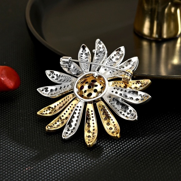 Dazzling Gold and Silver Daisy Brooch - Picture 3 of 4